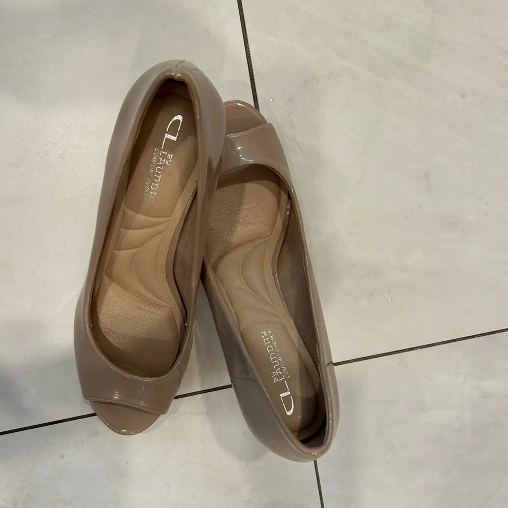 Brand new without box*CL by Laundry Elegant Tan Peep-Toe Heels - Picture 2 of 4
